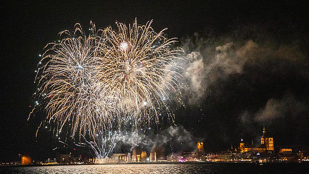 Silvesterfeuerwerk mit Blick auf die Silhouette der Hansestadt Stralsund